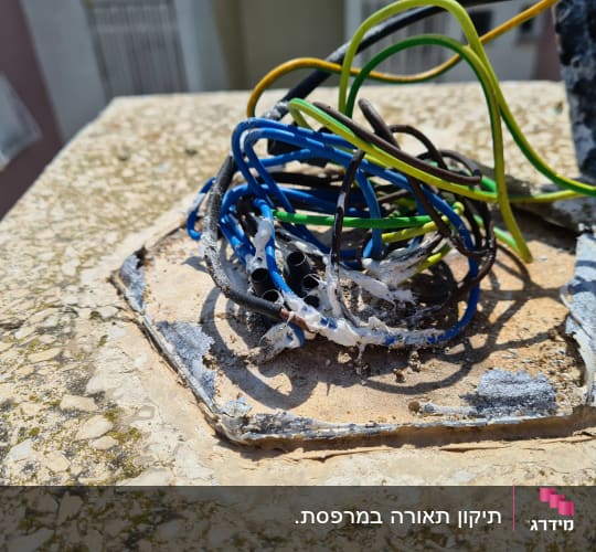 חוטי חשמל צבעוניים על משטח בטון